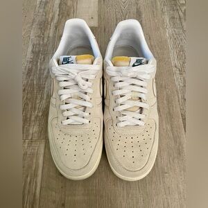Nike Air Force 1 in Cream and White